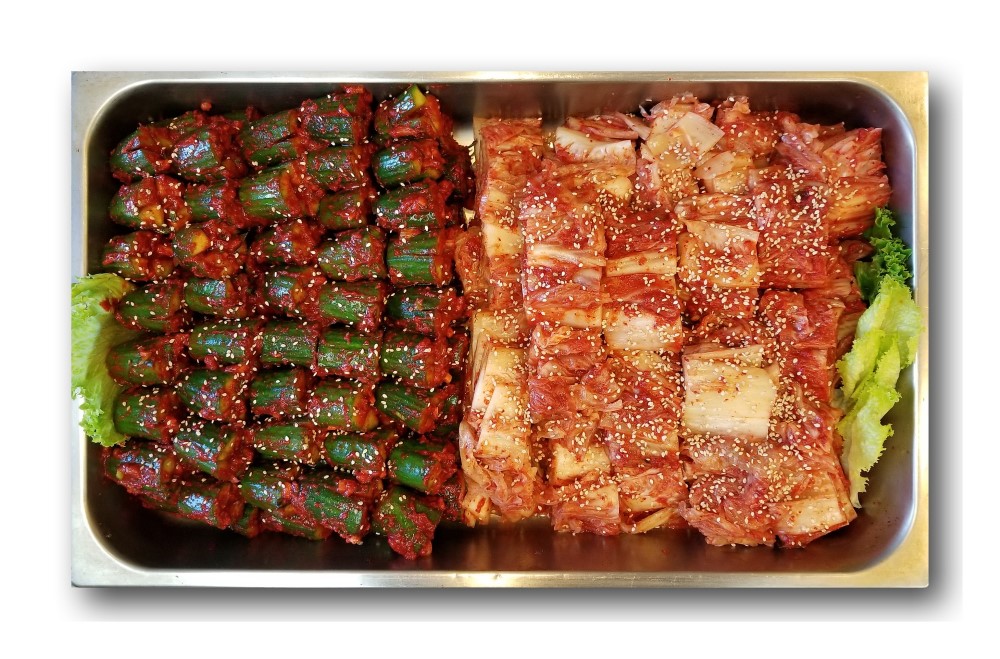 Nalevo jeden z dalších druhů korejského kimchi. Tentokrát z okurek
