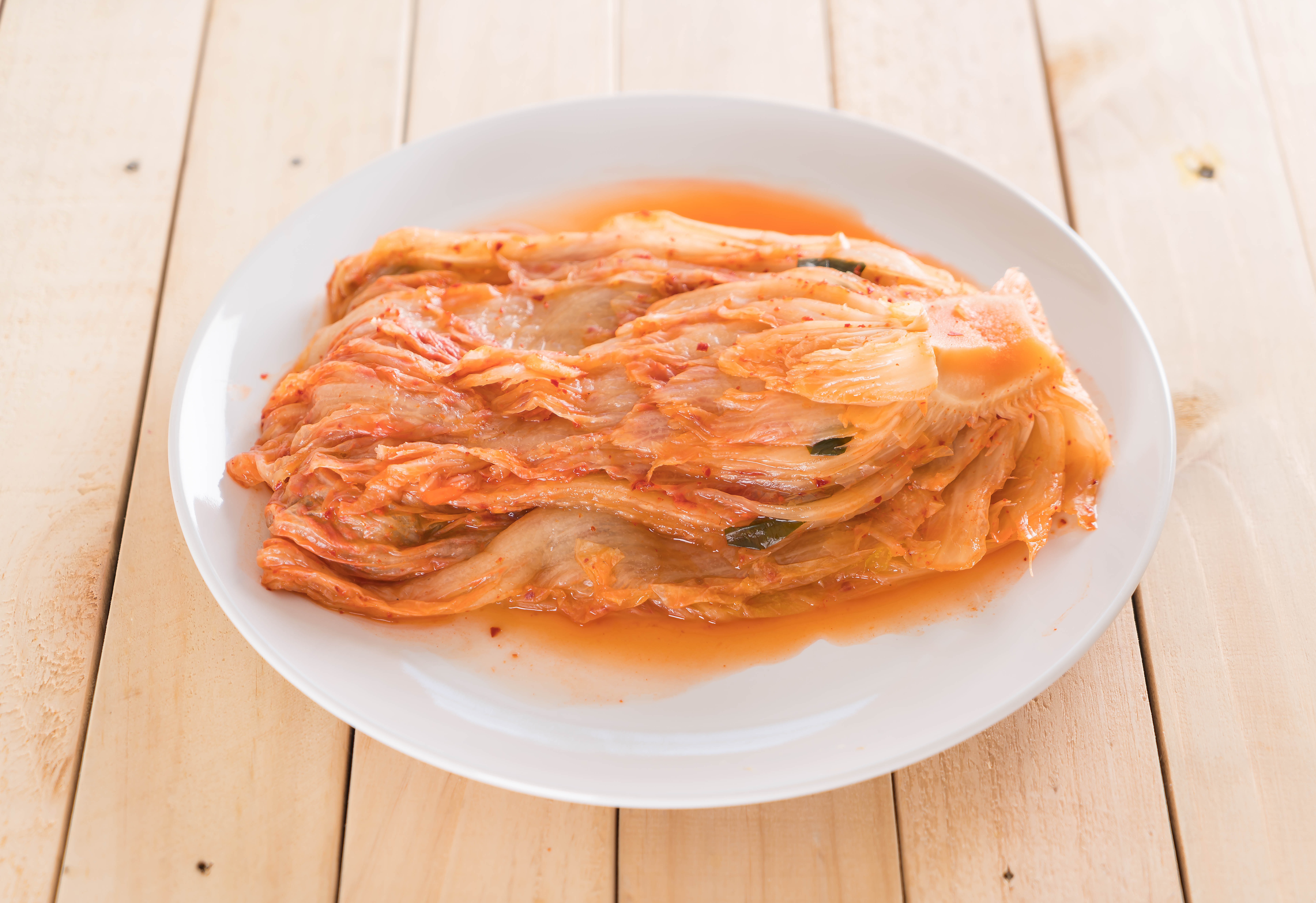 pro nakládání kimchi bývají použity i celé půlky či čtvrtky pekingského zelí